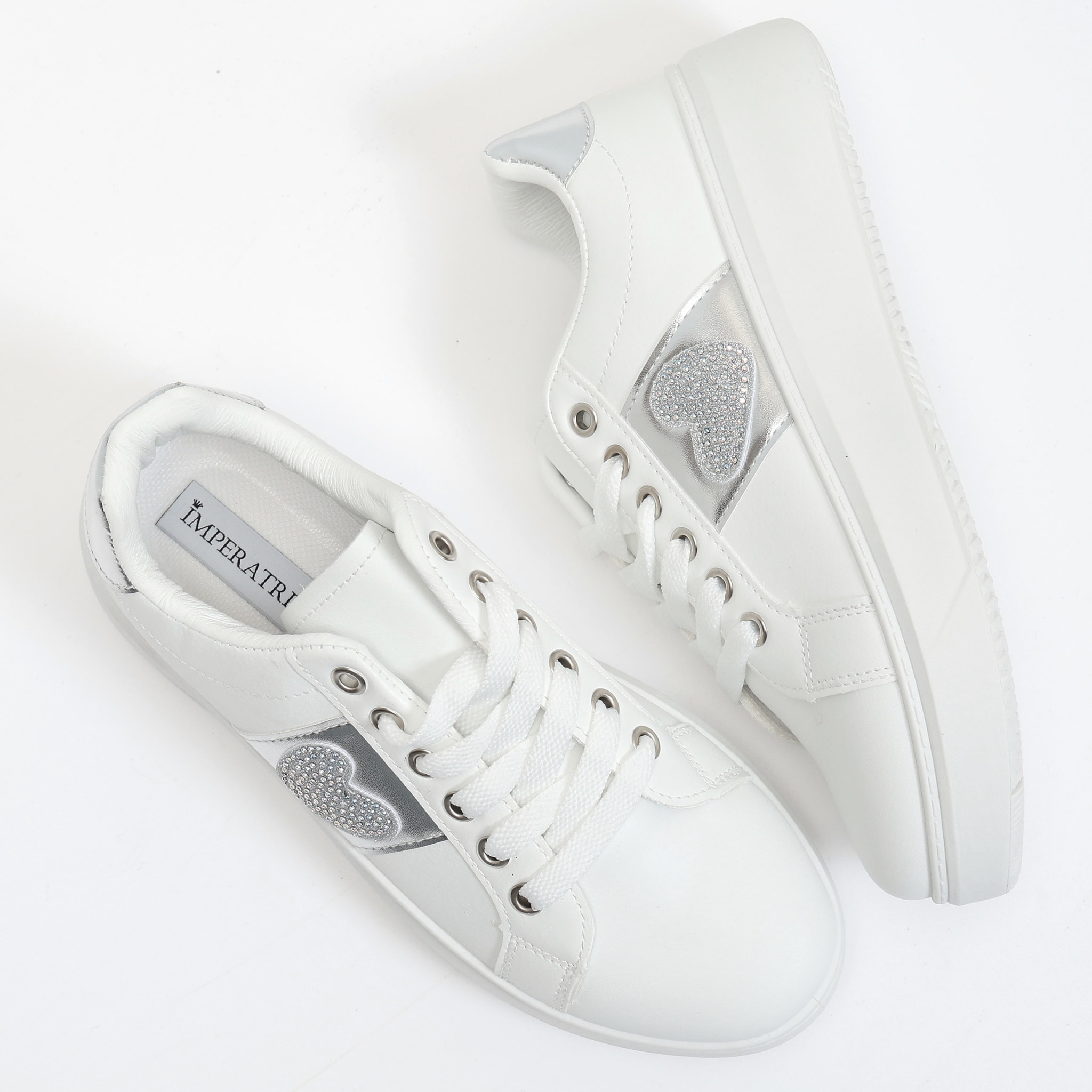 Sneakers in simil pelle con dettaglio strass