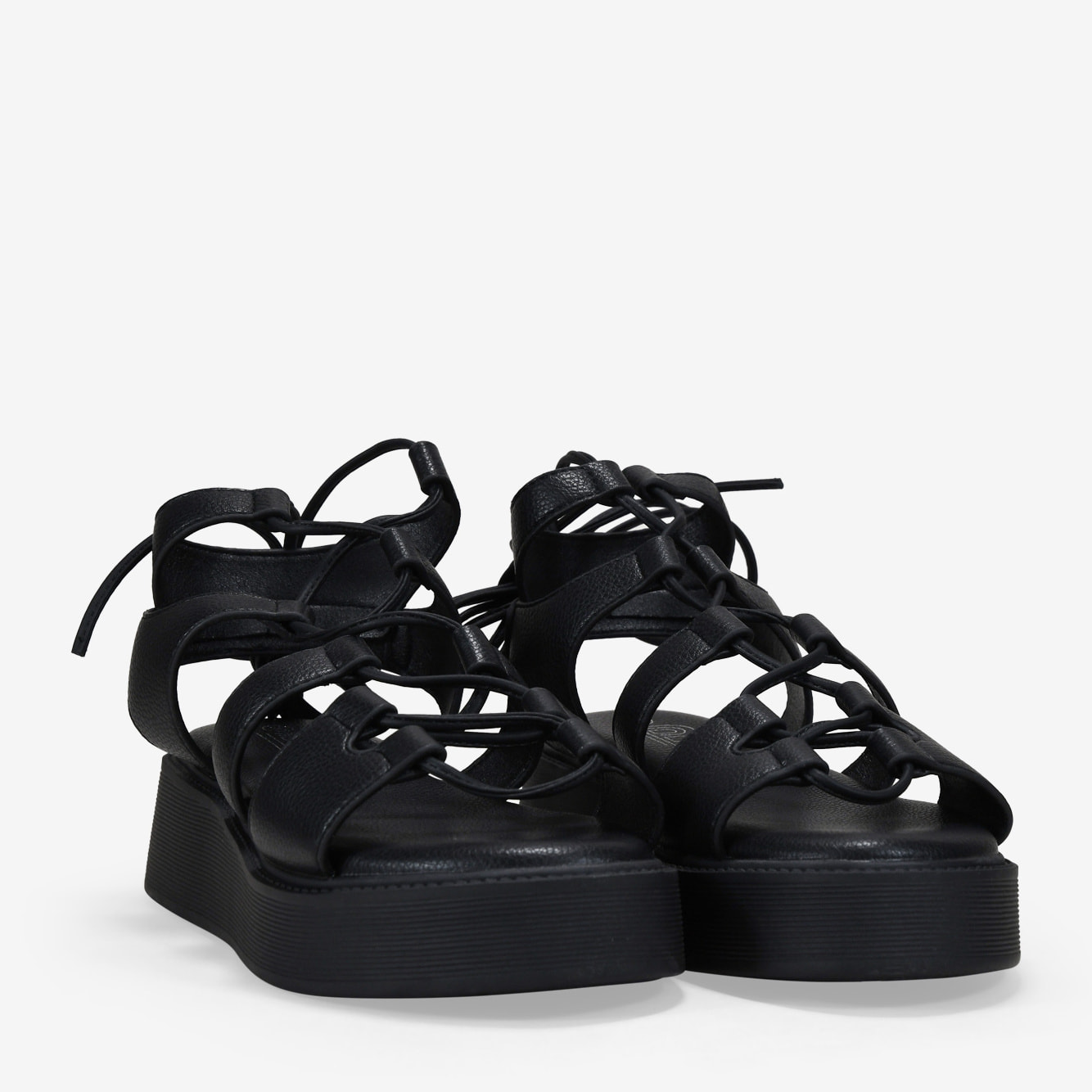 Sandalias negras con tiras atadas