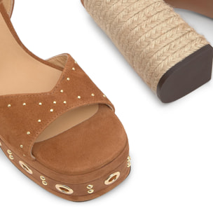 Sandalia Fruamba en ante con tachuelas y tacón de yute