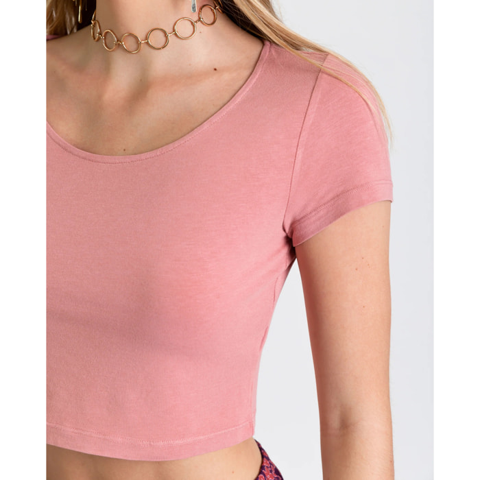 Camiseta de mujer cropped de manga corta.