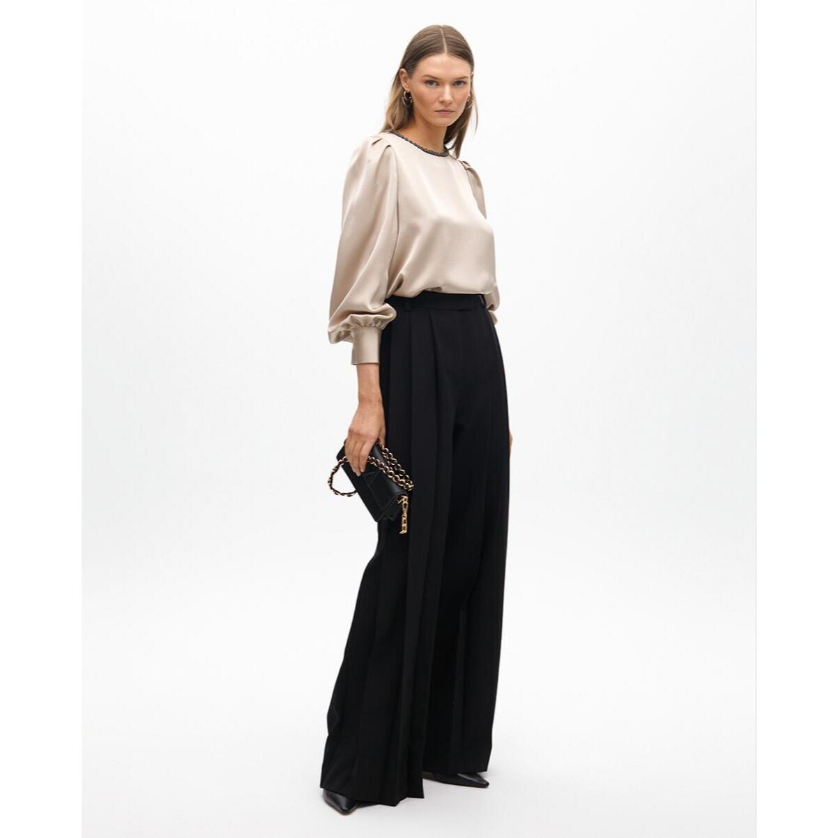 Blusa con dettaglio gioiello sul collo