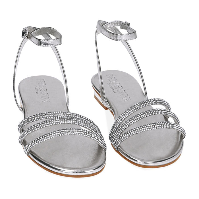 Sandalias bajas plateadas en laminado con piedras