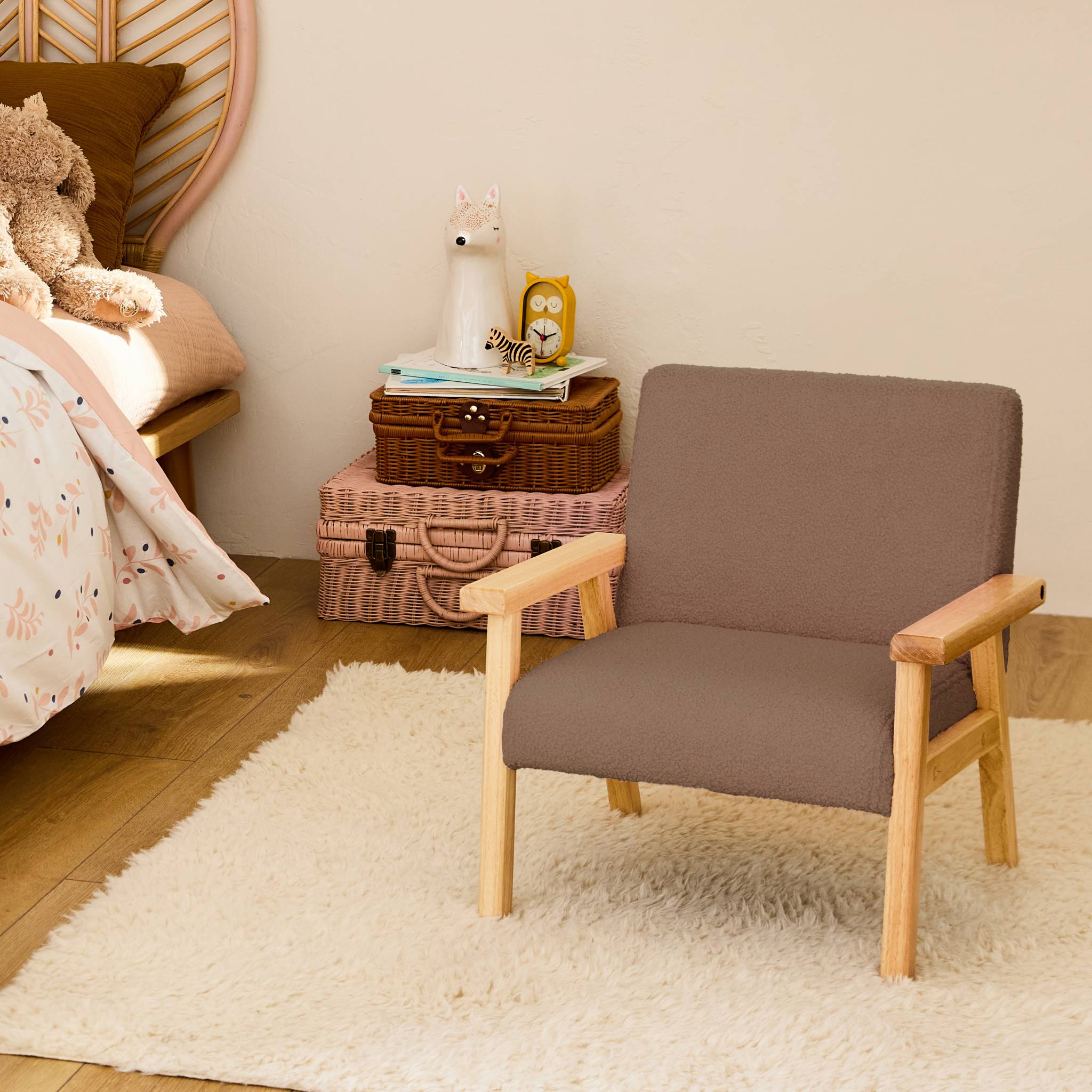 Fauteuil enfant en bois et tissu bouclette taupe. ISAK L 47 x P 43.5 x H 50cm