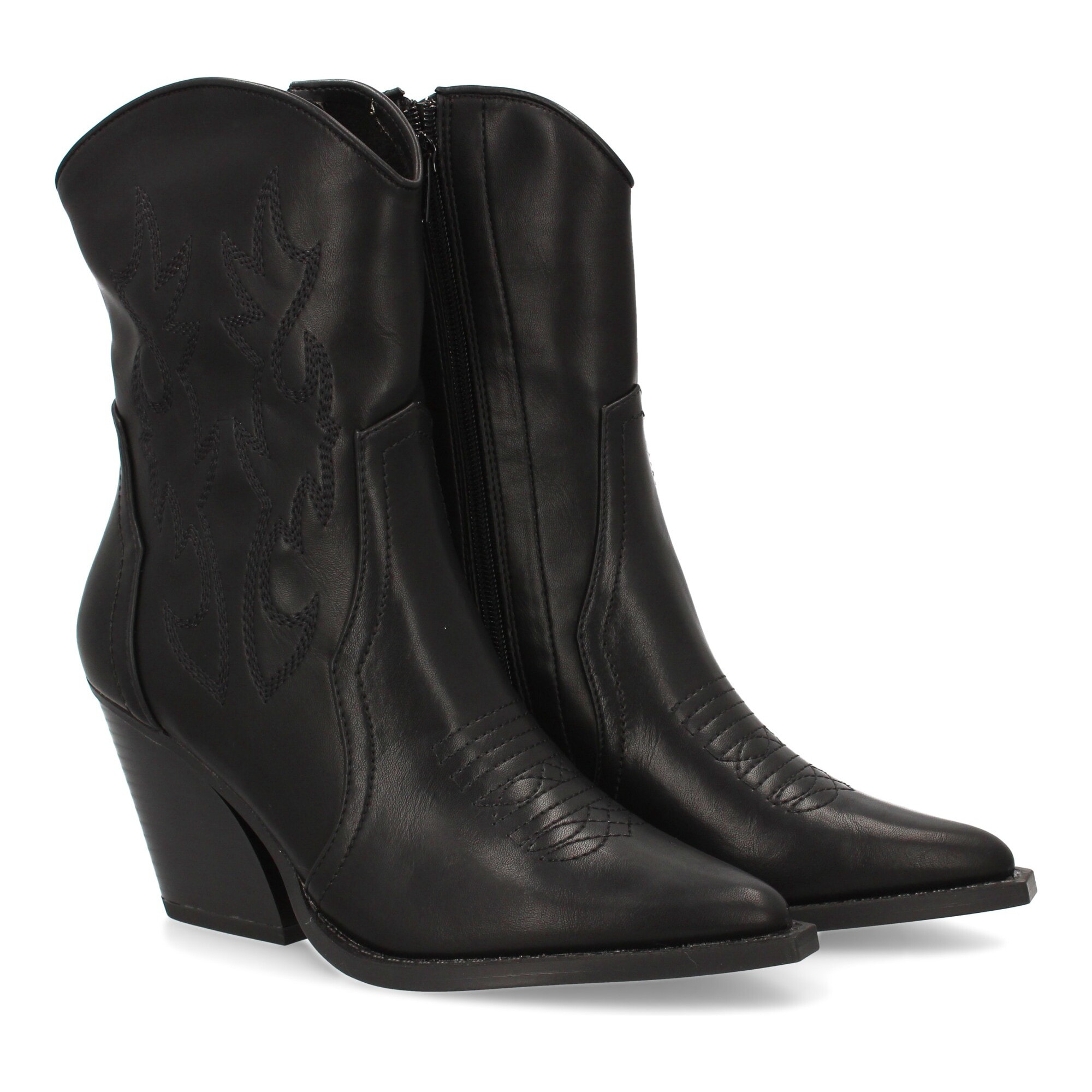 Botín cowboy con grabados en la caña.