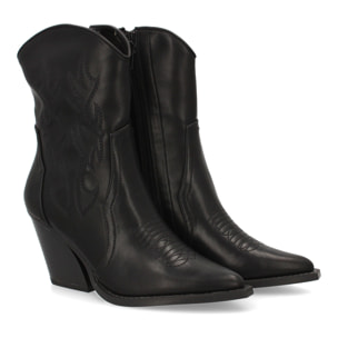 Botín cowboy con grabados en la caña.