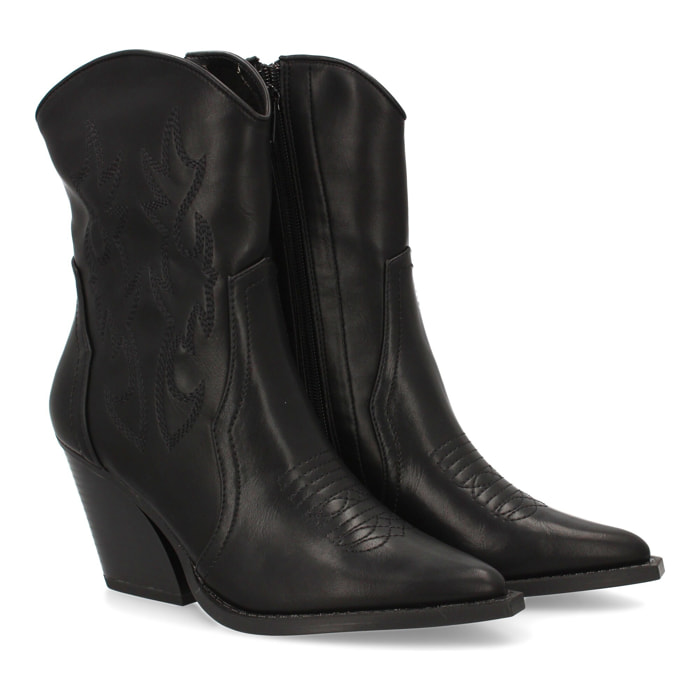 Botín cowboy con grabados en la caña.