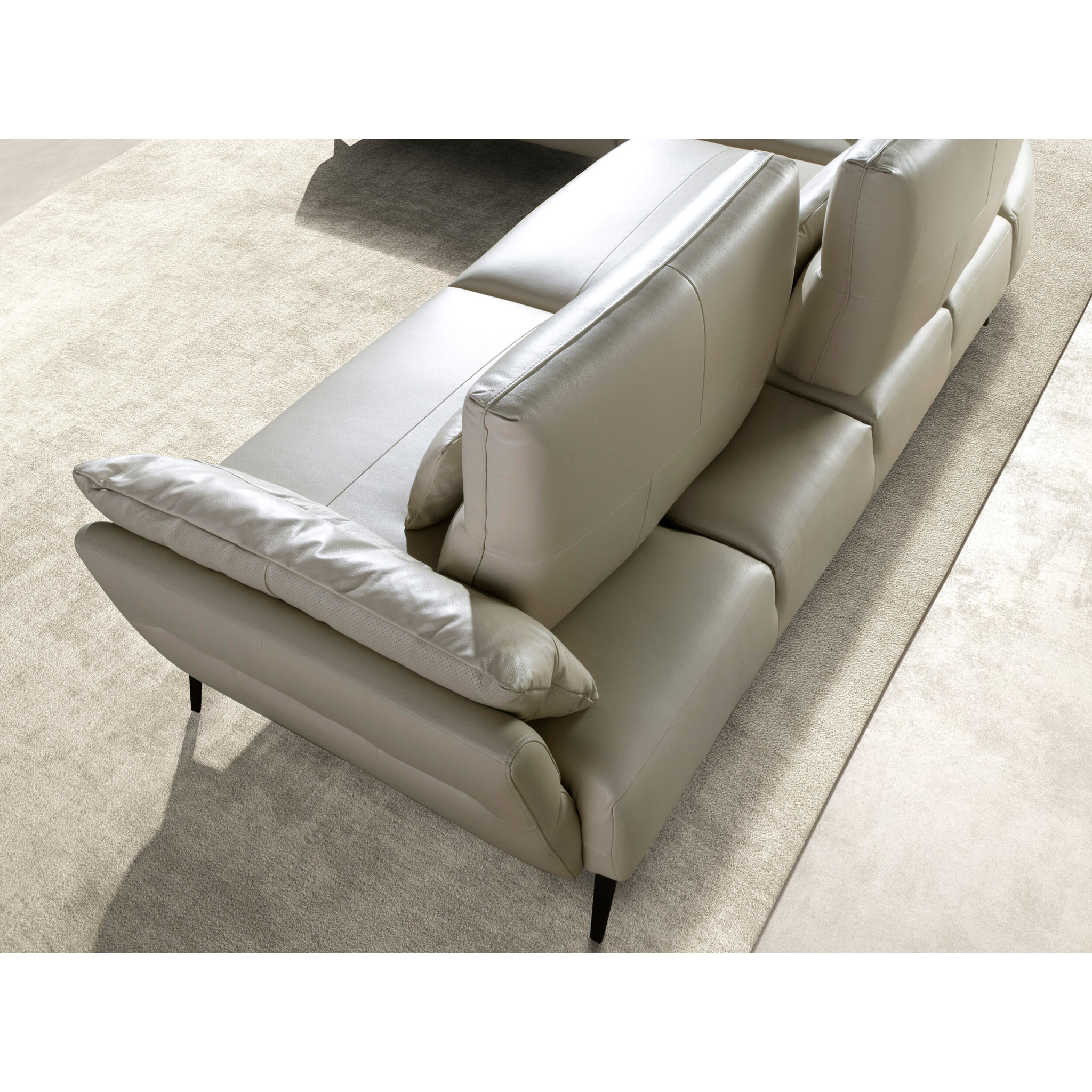 Sofá chaise longue Angel Cerdá izquierda de 5 plazas tapizado en piel de origen vacuno en arena patas de acero inoxidable en negro 341x254x94cm