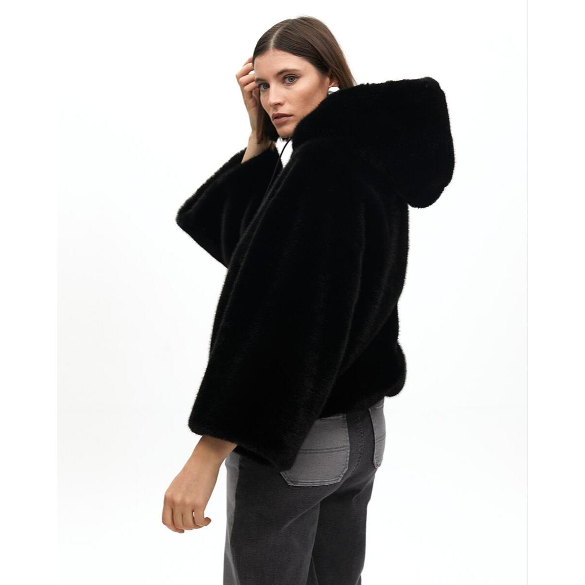 Cappotto con cappuccio in pelliccia sintetica