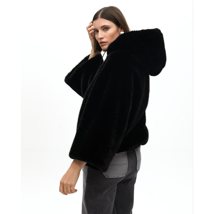 Cappotto con cappuccio in pelliccia sintetica