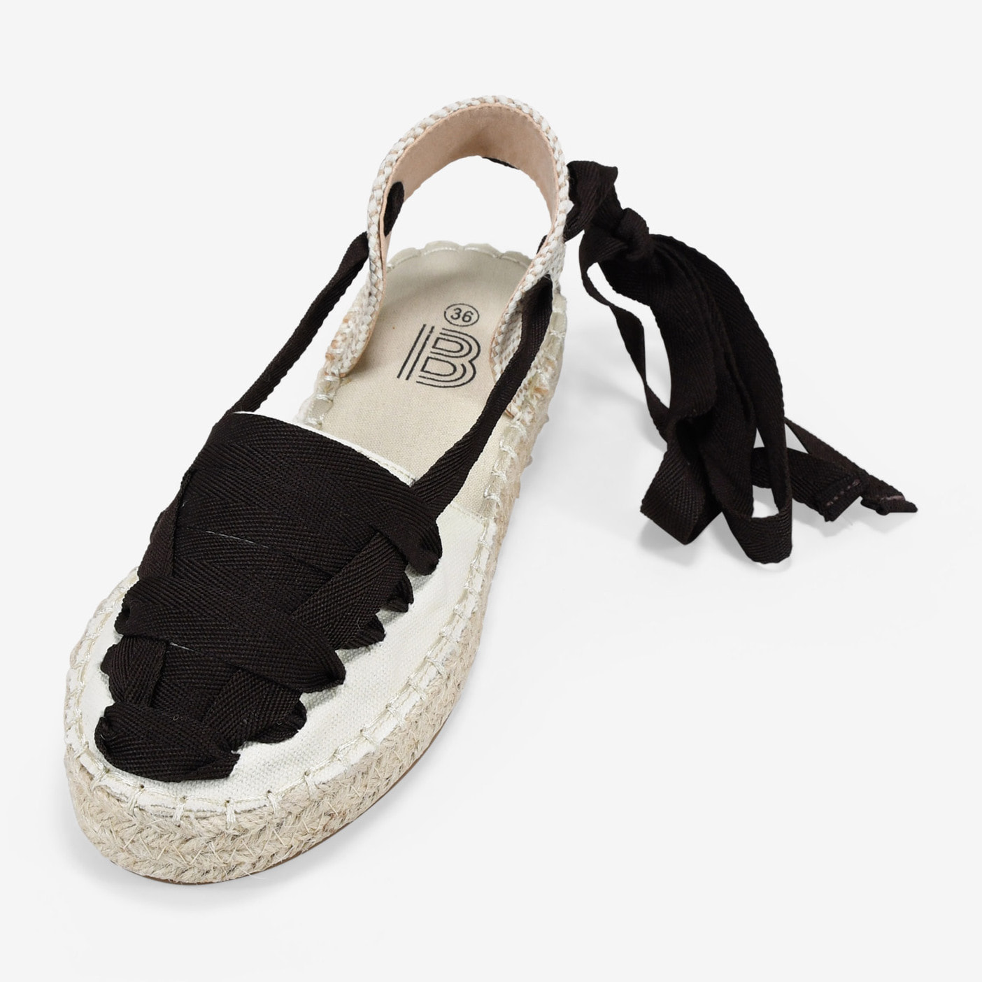 Alpargatas planas beige con tiras atadas