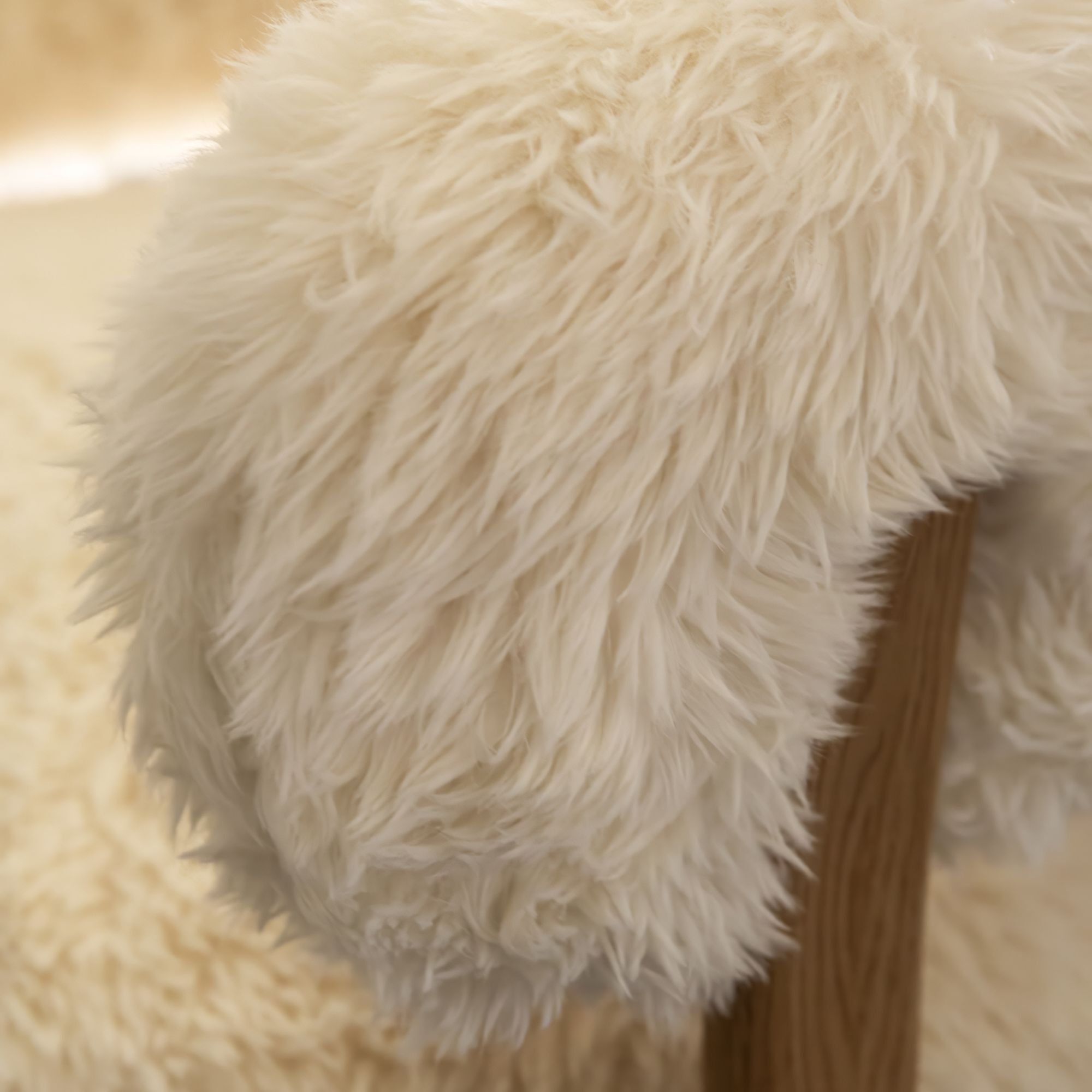 Fauteuil arrondi en tissu chenille effet fourrure écru NOUBIA