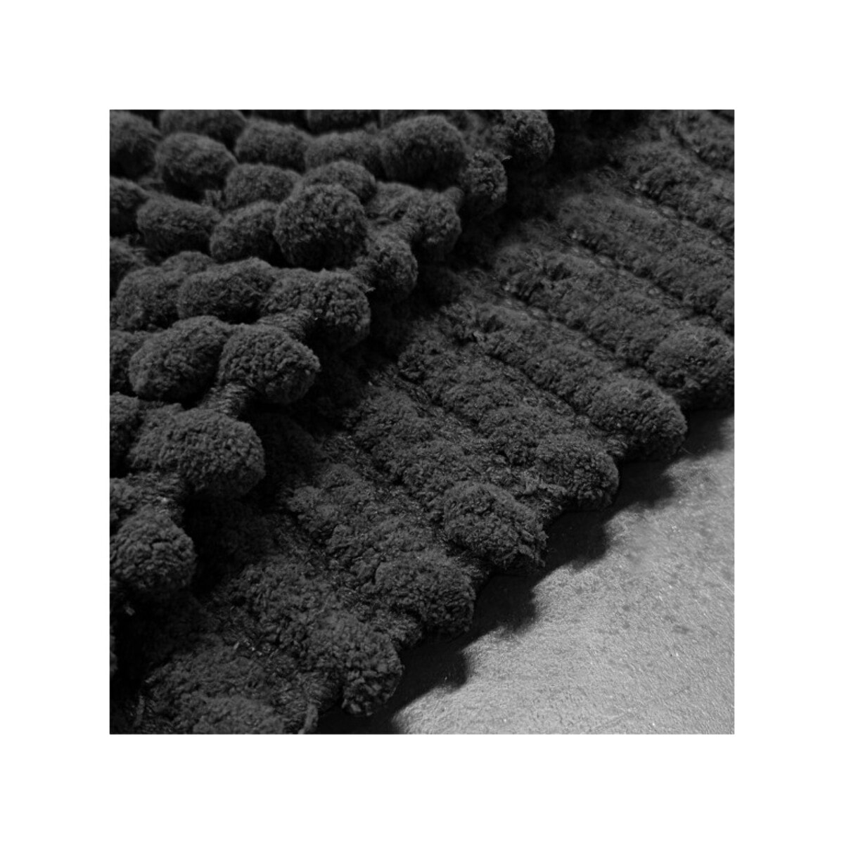 Tapis de salle de bain rectangulaire 40 x 60 cm avec pompons - 6 coloris - POP