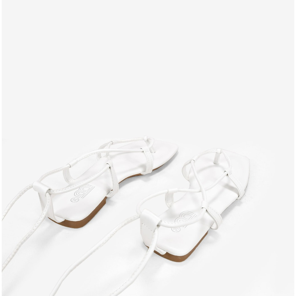 Sandalias blancas planas con cordones