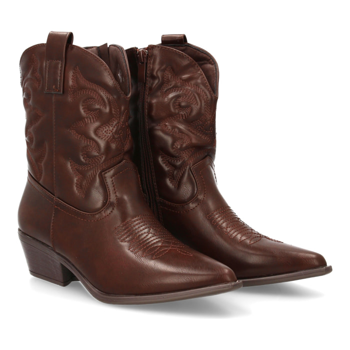 Botín cowboy con grabados en la caña