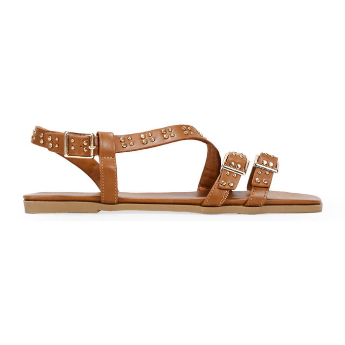 Sandalias planas marrones con tachas y hebilla