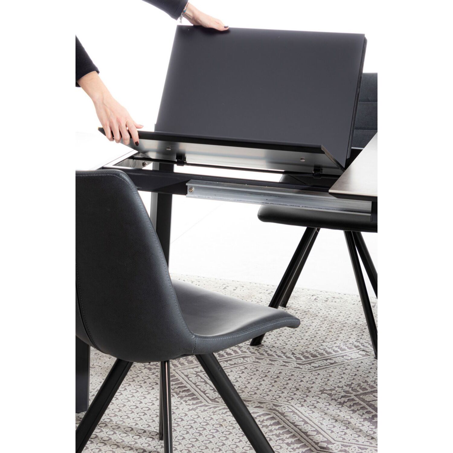 Tavolo BRIVA in acciaio nero e piano in ceramica marrone, allungabile 160×90 cm – 220×90 cm