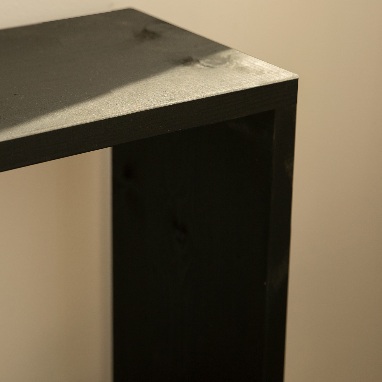 Estantería de madera maciza tono negro con 2 estantes Alto: 110 Largo: 80 Ancho: 20