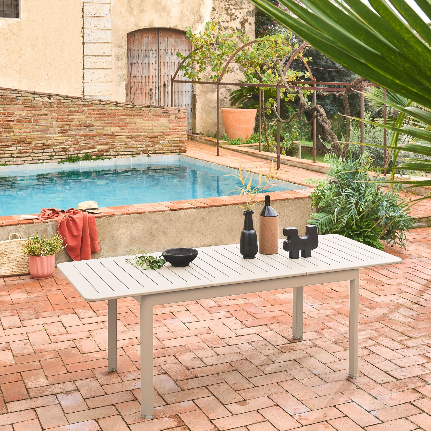 Table de jardin beige SEATTLE extensible aluminium. 6 places. 155 / 218.5 x 89 x 75 cm
