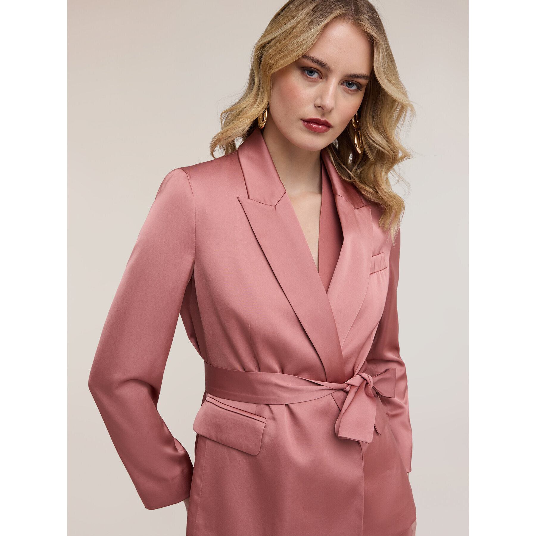Motivi - Chaqueta fluida de raso con cinturón - Rosa