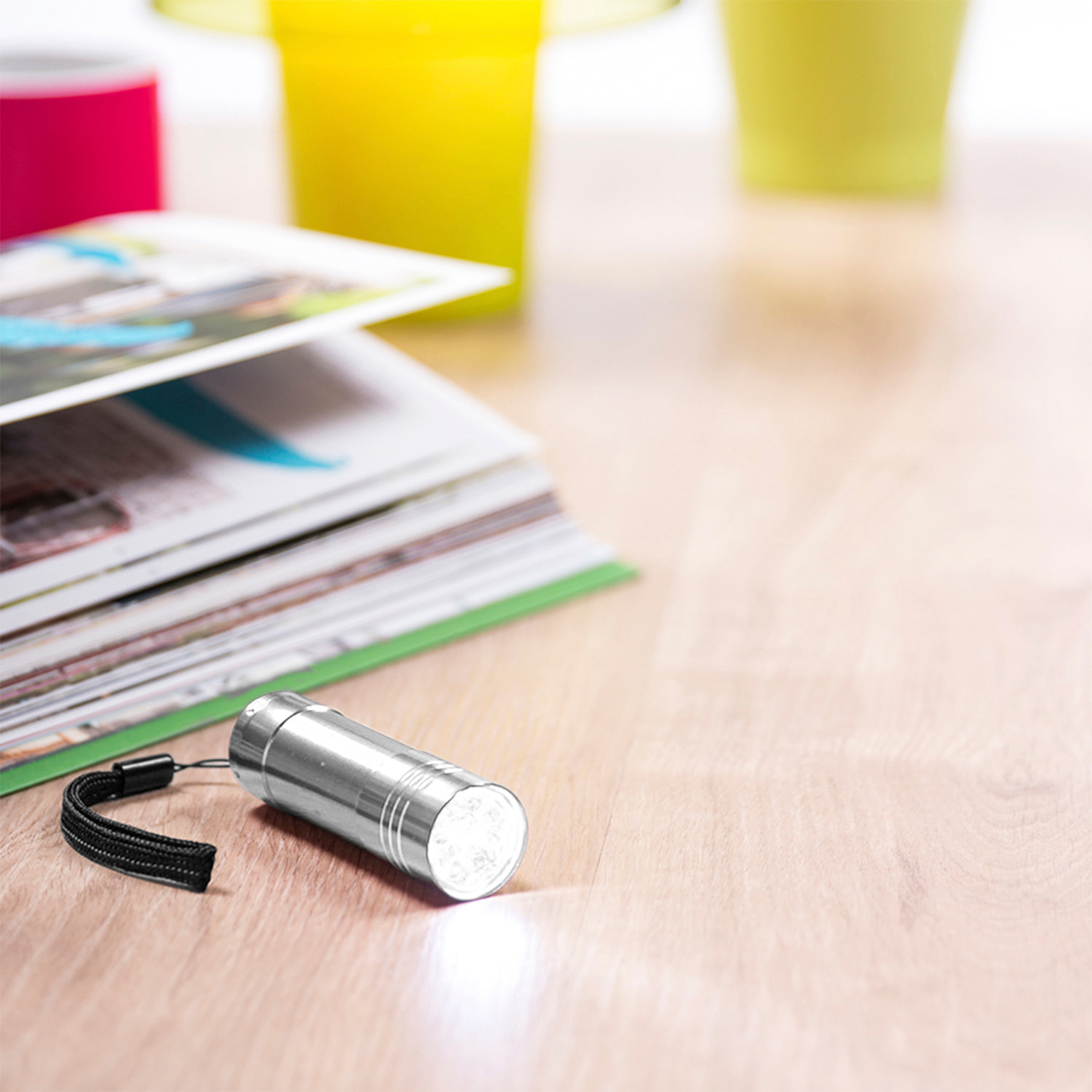Linterna Conny de aluminio con 9 LEDs de alto poder de iluminación, pulsador protegido y cinta de transporte.