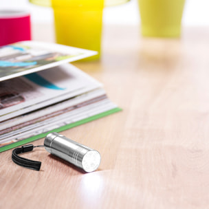 Linterna Conny de aluminio con 9 LEDs de alto poder de iluminación, pulsador protegido y cinta de transporte.