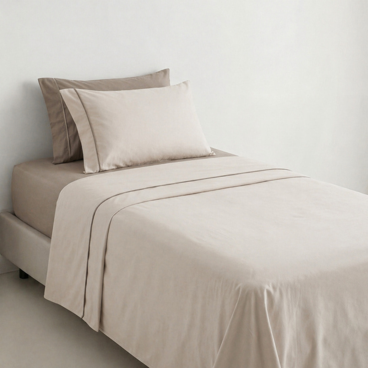Completo lenzuola singolo in cotone bicolore morbido e traspirante, set letto con lenzuolo sotto con angoli, sopra e federa coordinata, design elegante con piping a contrasto, resistente ai lavaggi, comfort quotidiano