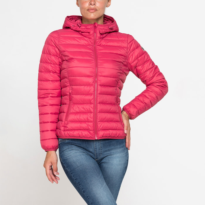 GIUBBOTTO RESISTENTE ALLA PIOGGIA CON IMBOTTITURA ULTRA LEGGERA. Vestibilità regolare.