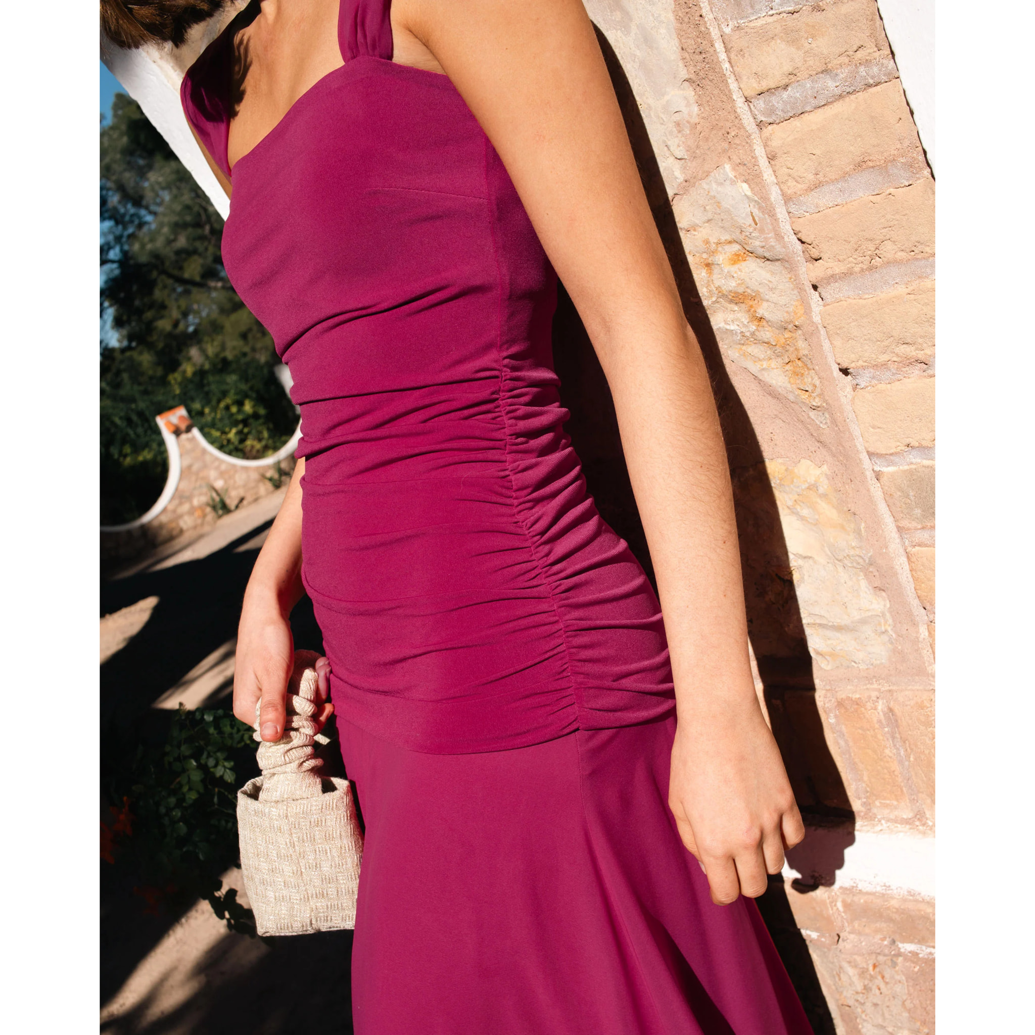 Vestido midi de tirantes con escote palabra de honor