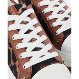 Sneaker con plateau e stampa leopardata con dettaglio borchiato