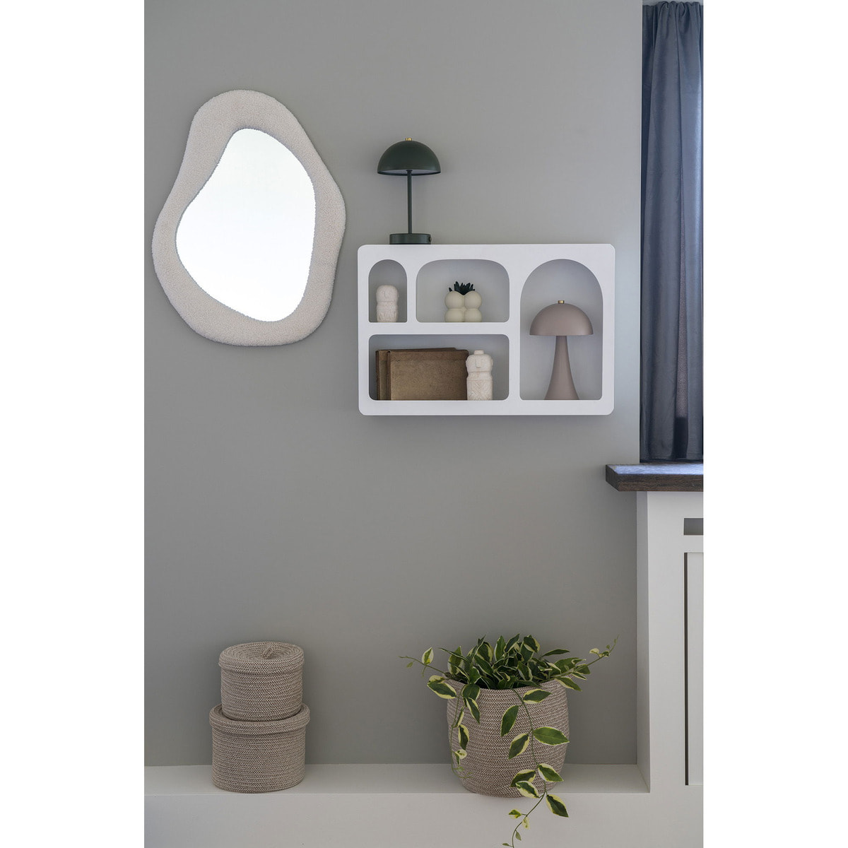 Specchio Bosa da parete con cornice in teddy bianco 46,5×61 cm