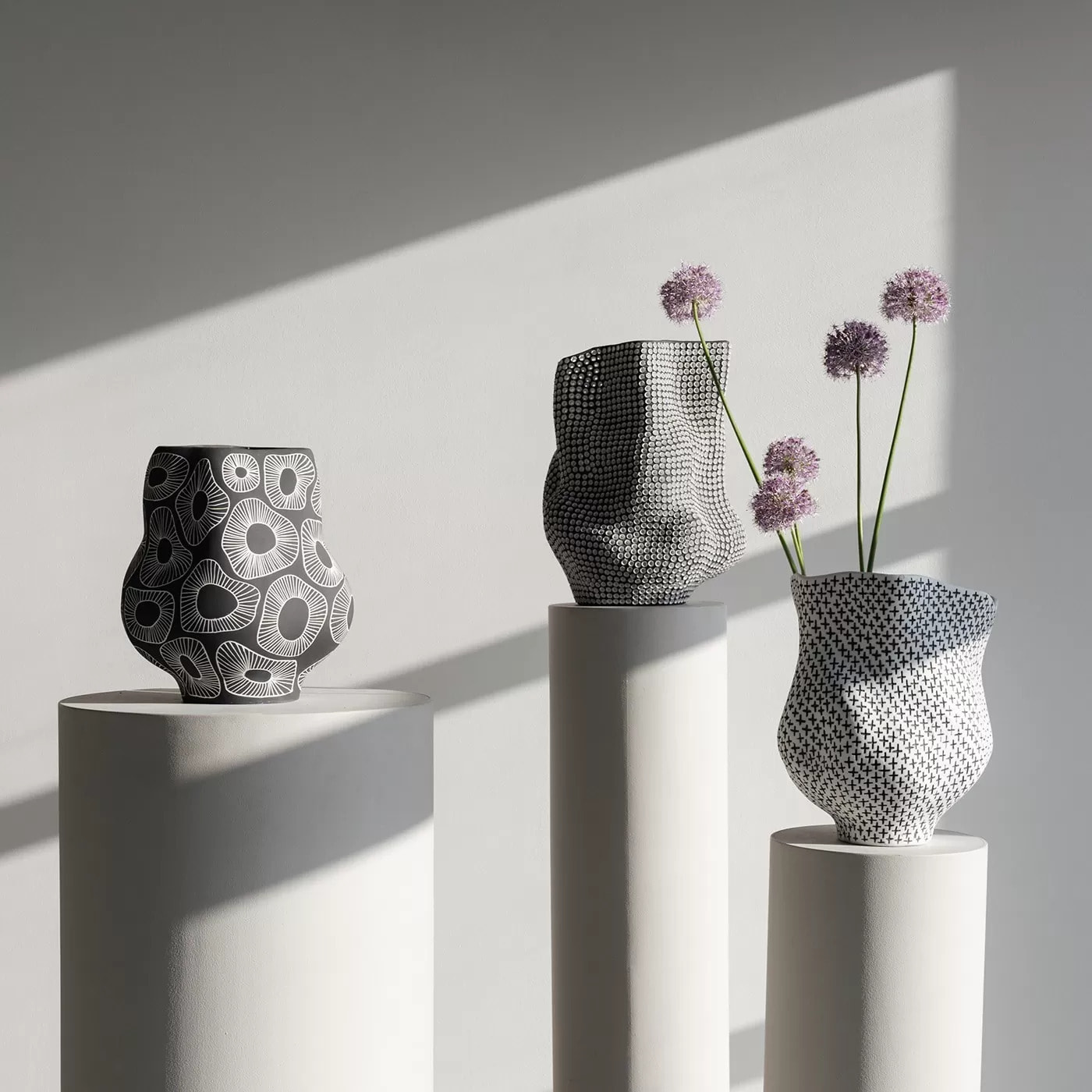 Vase anémone 35cm noir et blanc Kare Design