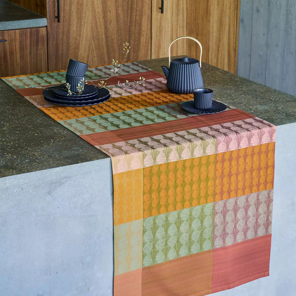 Chemin de table pur coton motif jacquard vert orange Mille halos prunus