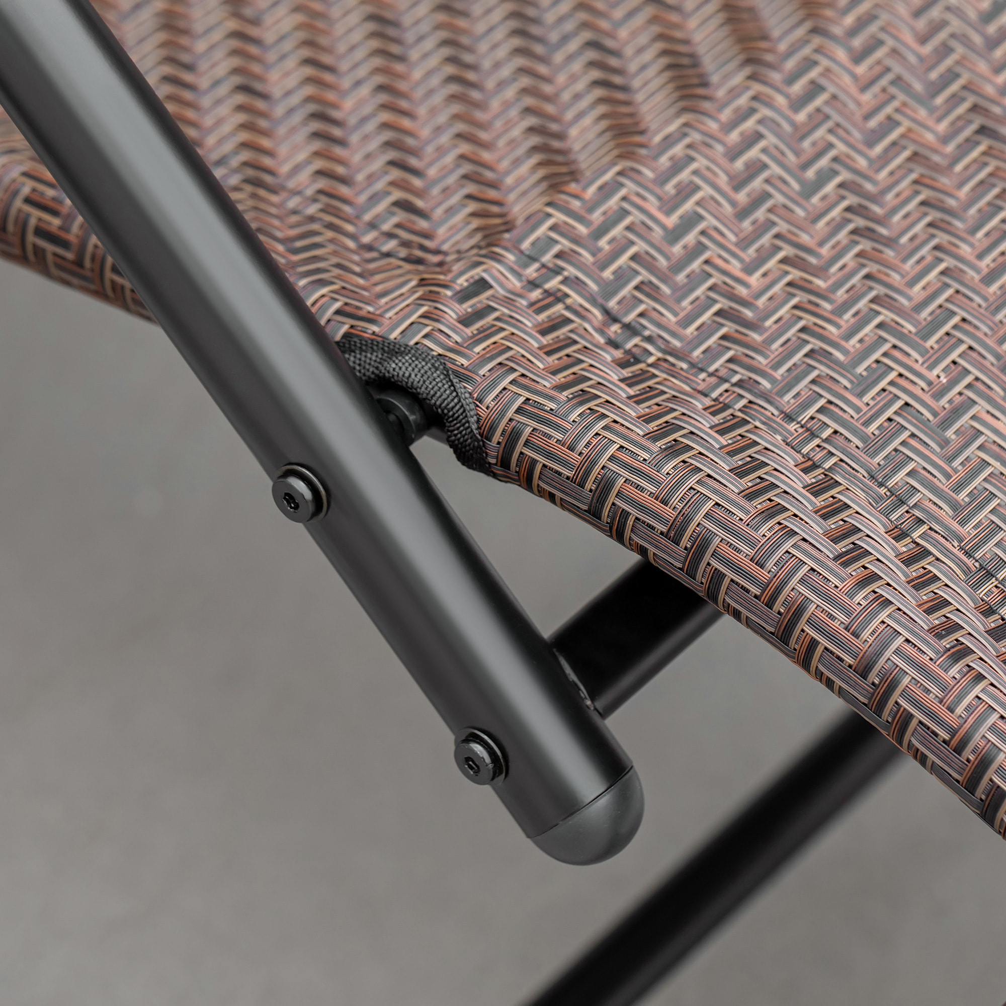 Tumbona Mecedora de Exterior con Reposabrazos Reposacabezas y Efecto de Ratá¡n para Jardín Terraza Patio Carga Má¡x. 160 kg 157x60x84 cm Marrón