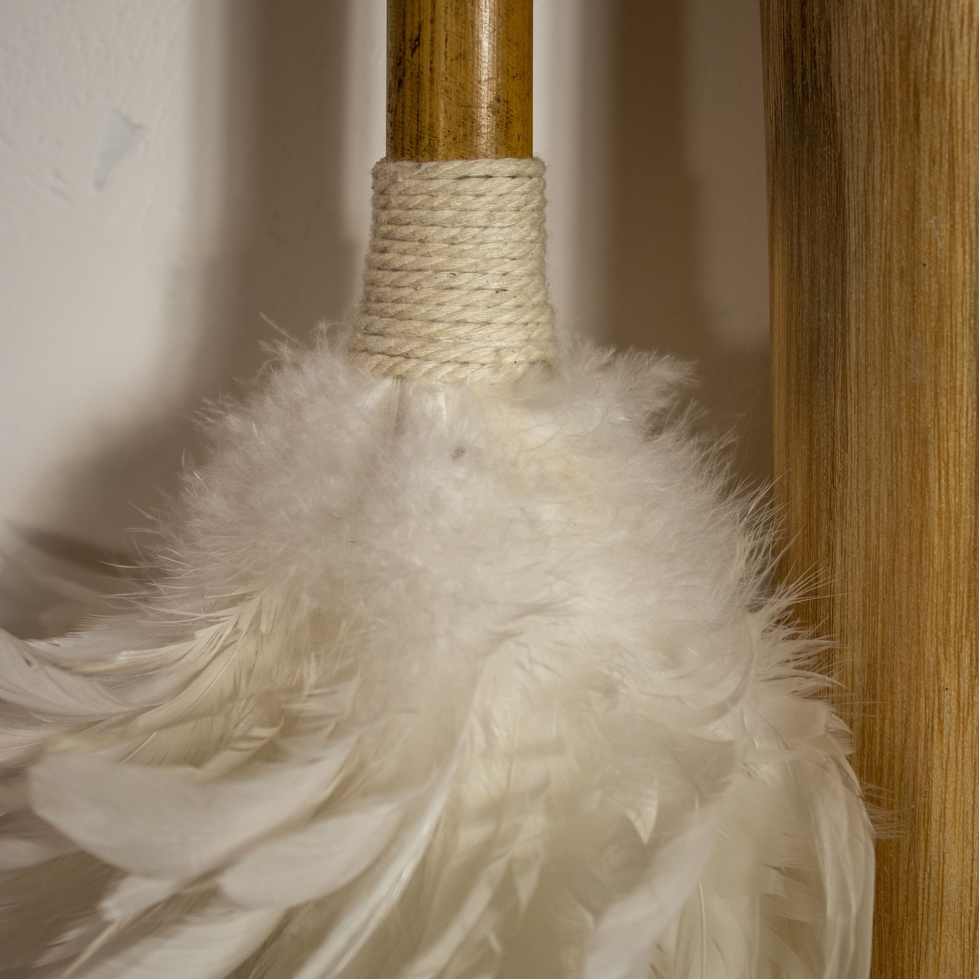 Plumeau décoratif en bambou et plumes blanches KEMOA