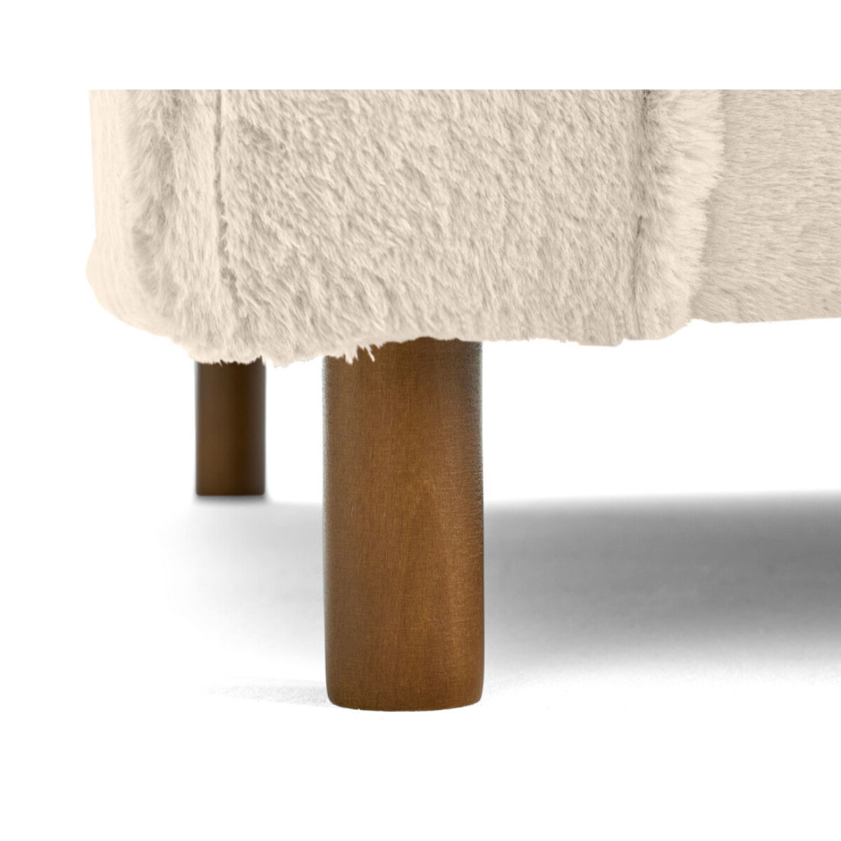 Jake - pouf en fausse fourrure - pieds en bois foncé - Beige
