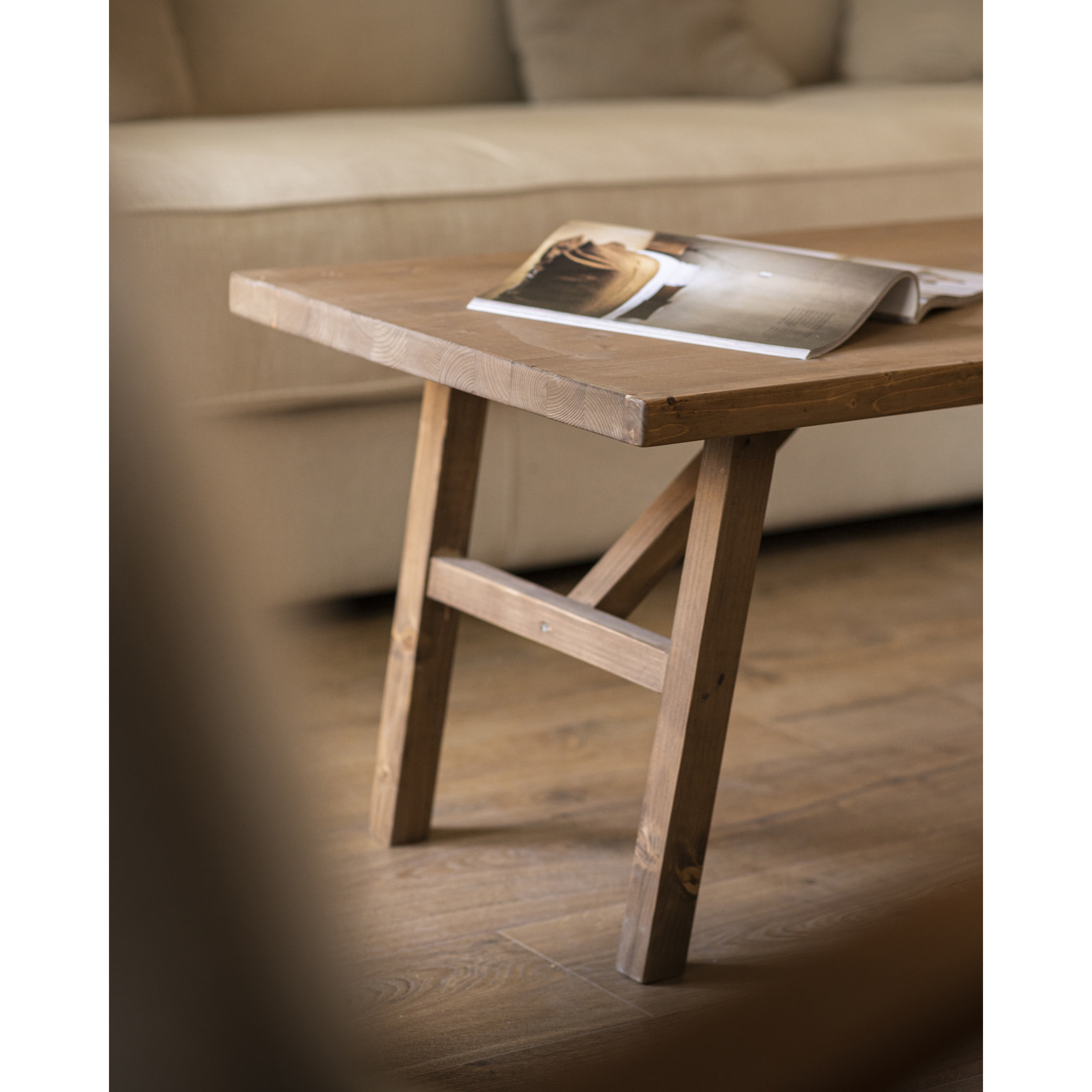 Table basse en bois massif finition chêne foncé Hauteur: 45 Longueur: 120 Largeur: 50
