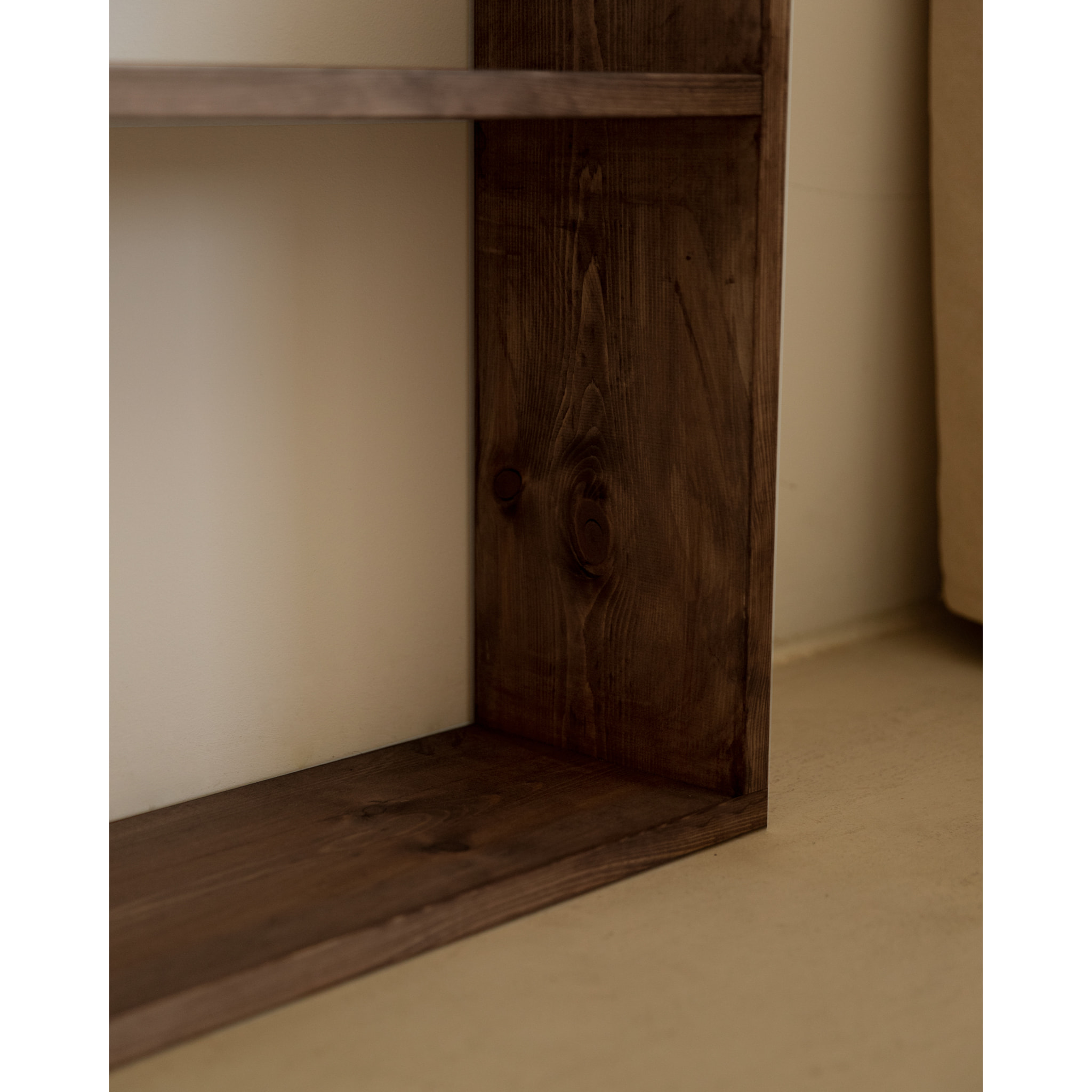 Estantería de madera maciza tono nogal con 4 estantes Alto: 182 Largo: 80 Ancho: 20