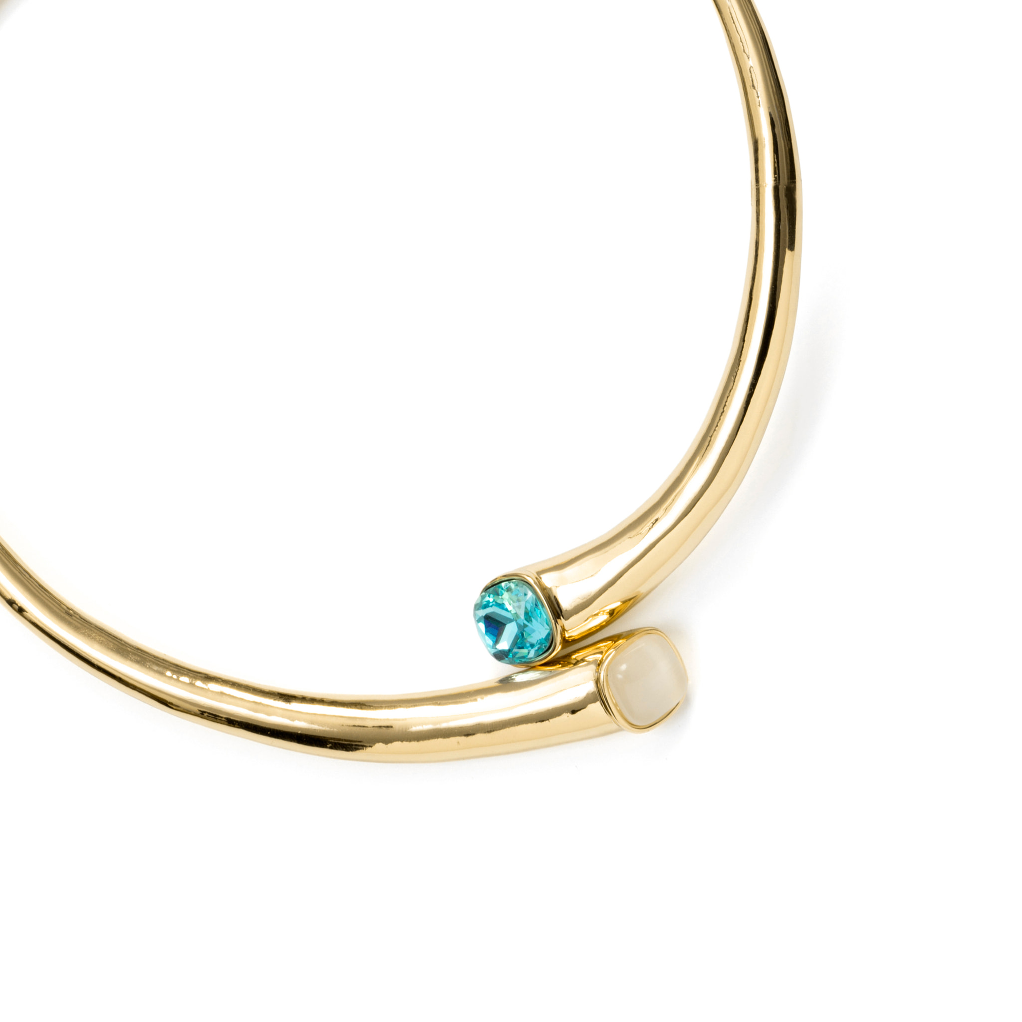Collar de Cristal Azul acabado en oro amarillo de 18k