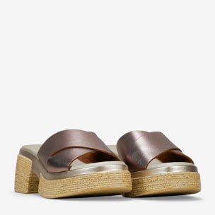 Sandalias de piel metalizadas con tacón ancho efecto rafia