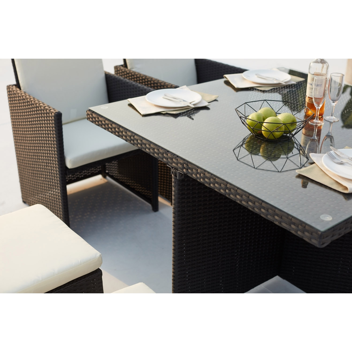 Table et chaises 8 places encastrables en résine noir/blanc DALMA