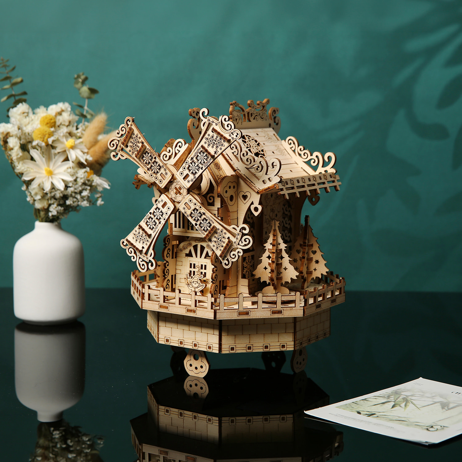 Modello in legno 3D, con movimento meccanico, design di cabinetta elfica con luce e musica. 140 pezzi.