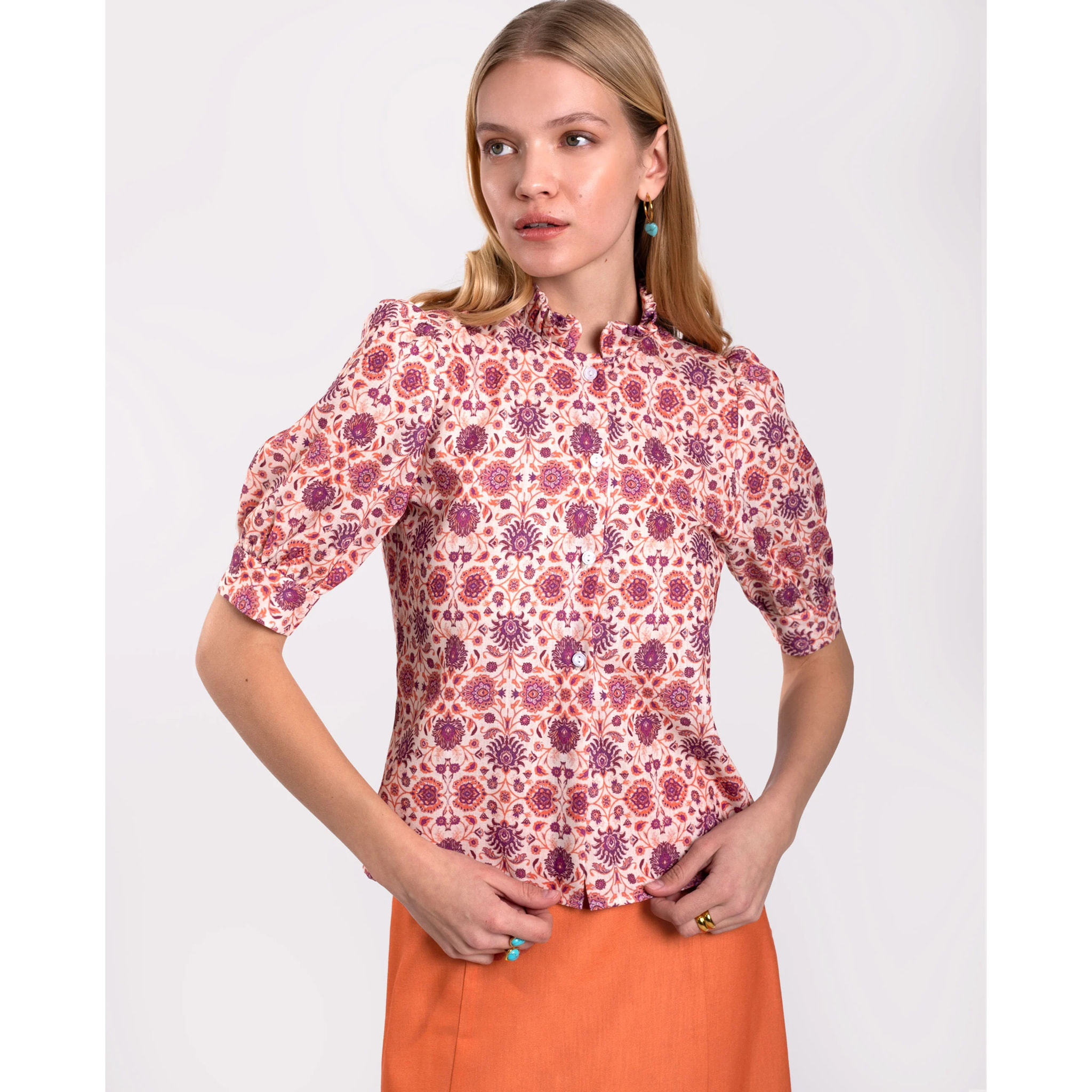 Camisa de mujer con manga corta y estampado floral