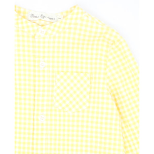 Camisa de manga larga estampado de vichy amarillo. Cuello mao y bolsillo en el delantero.