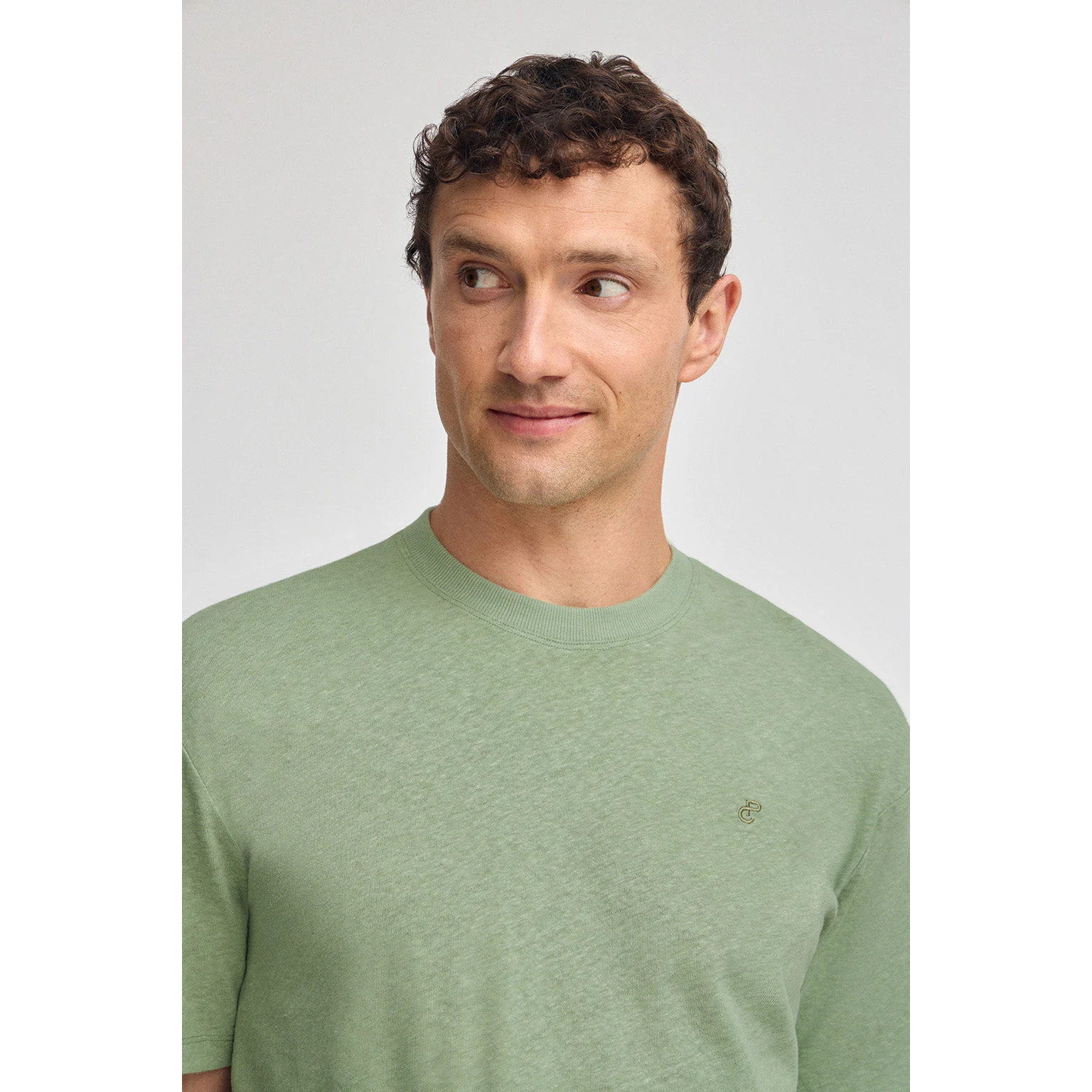 Camiseta verde jade en lino y algodón de cuello redondo y monograma bordado