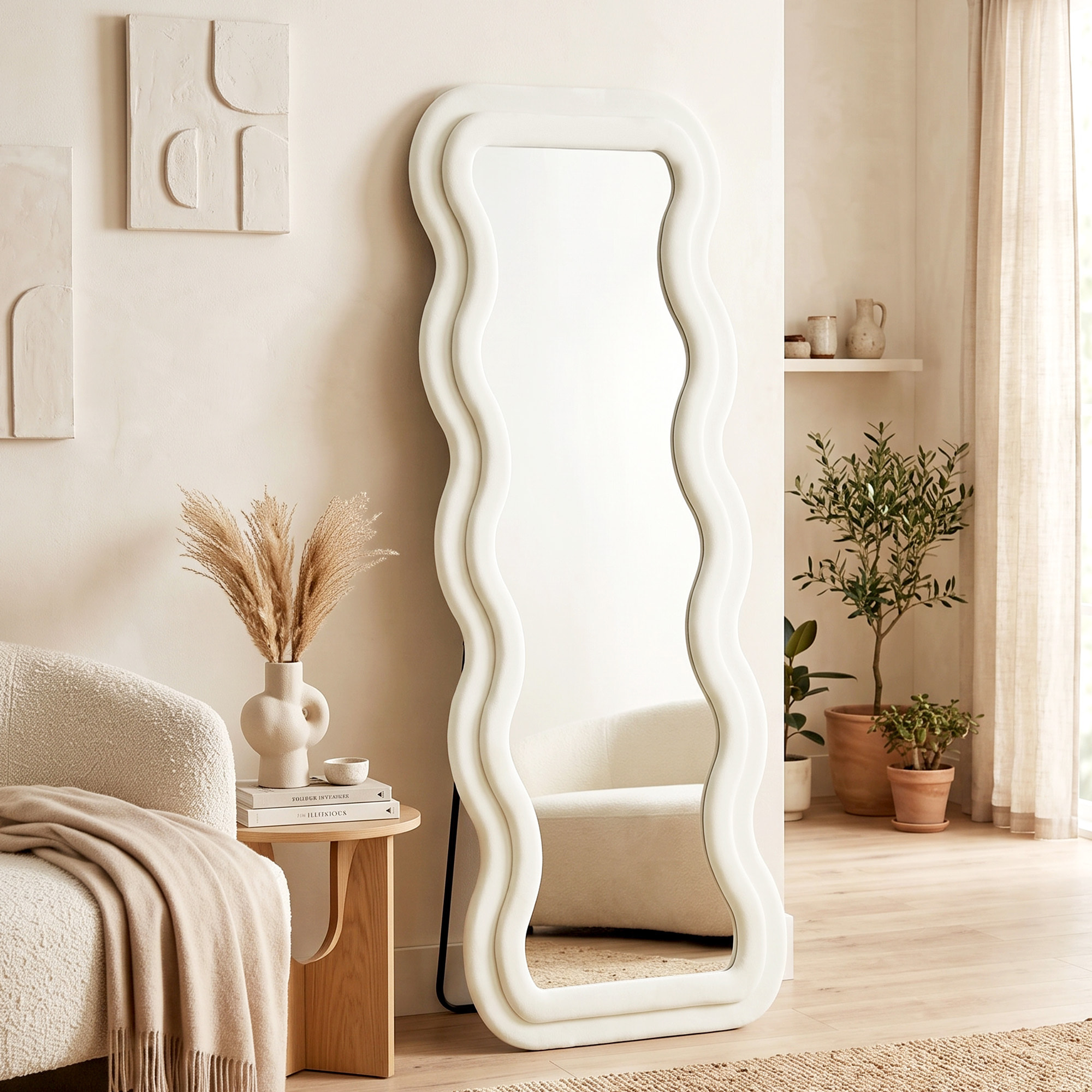 Miroir sur pied pleine longueur design ondulé velours blanc crème