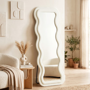 Miroir sur pied pleine longueur design ondulé velours blanc crème