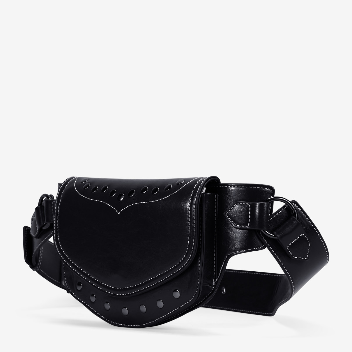 Riñonera negra con solapa y tachuelas