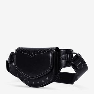 Riñonera negra con solapa y tachuelas