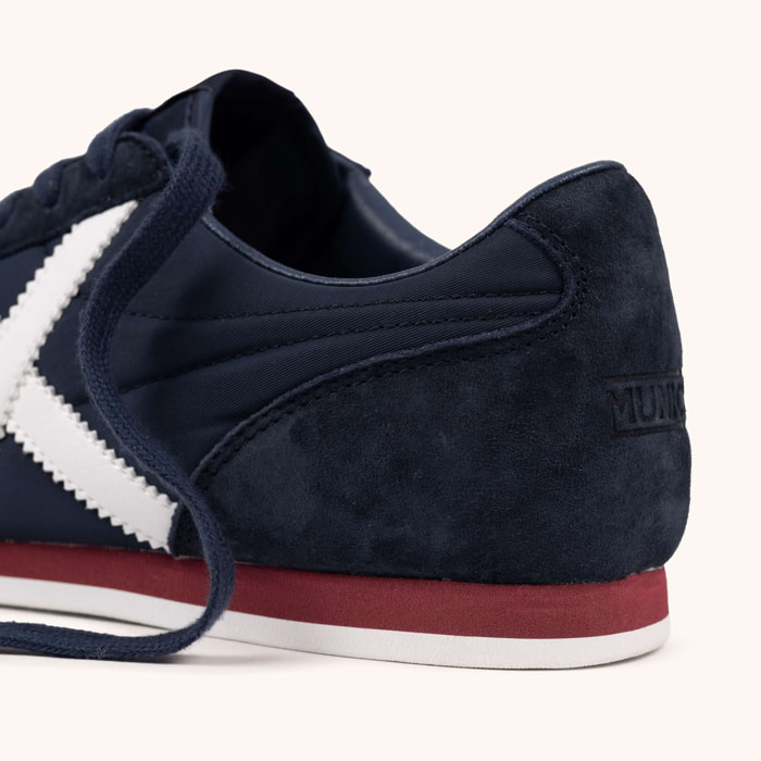 Zapatilla Urbana en Azul Marino con Detalles en Blanco y Rojo MUNICH STEREO 02