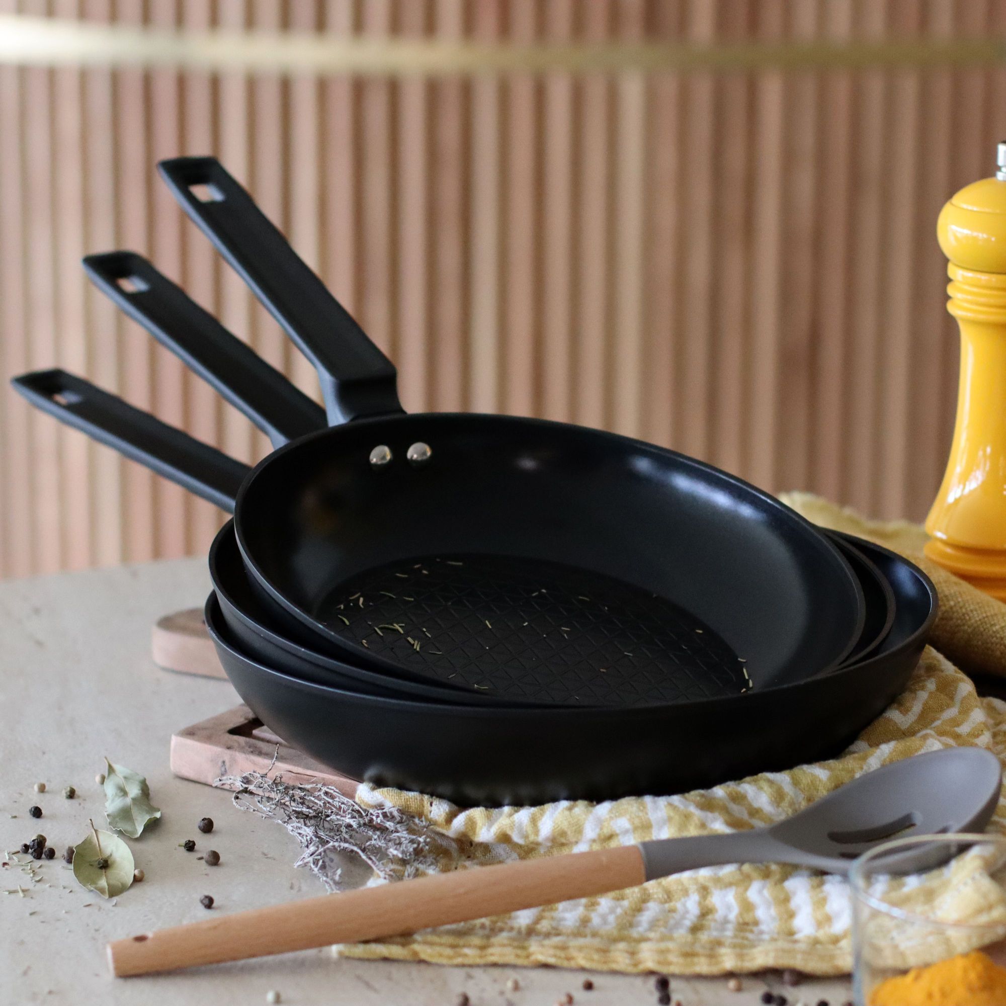 Poêle antiadhésive en aluminium noir 20cm - tous feux FIRST